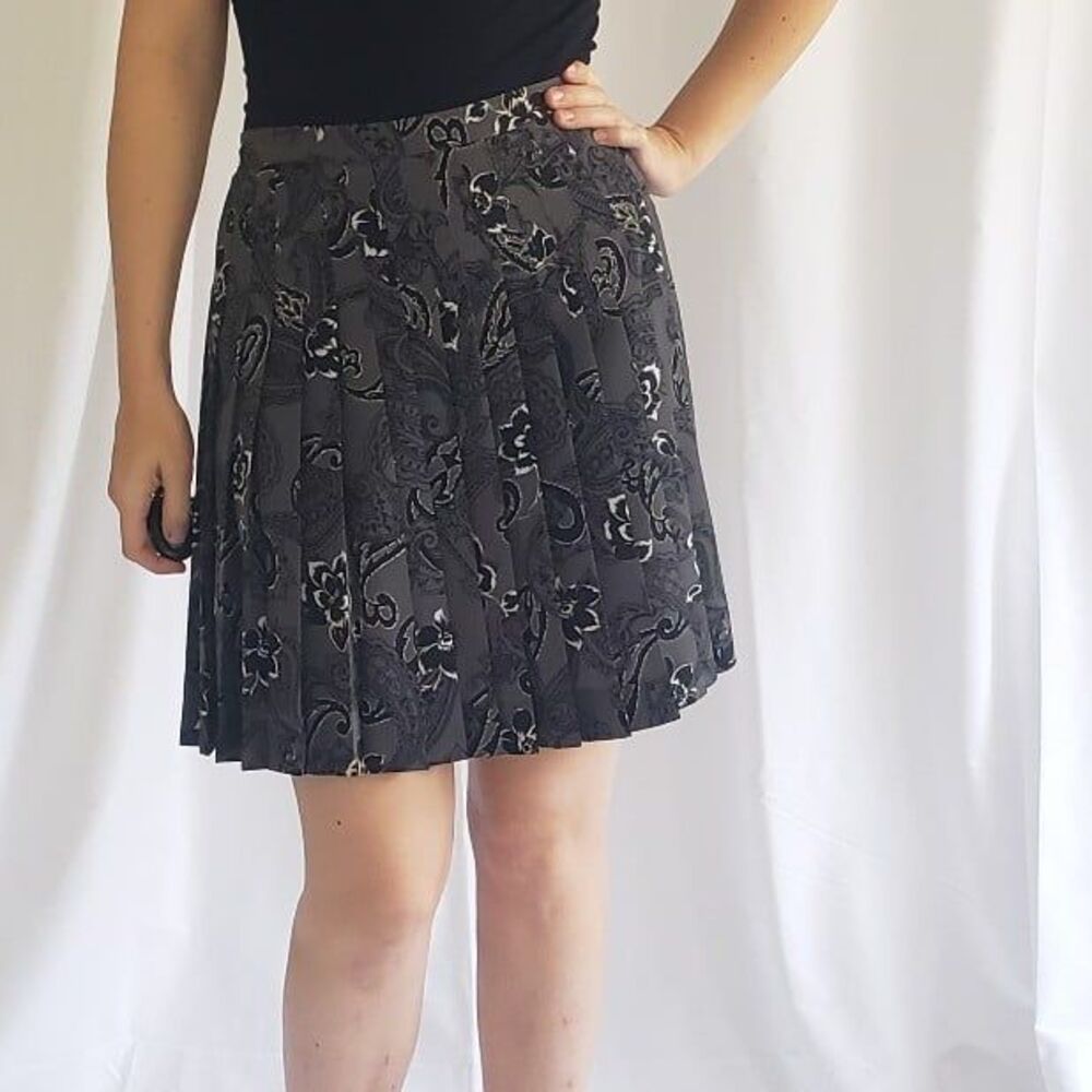 Y2K Express‎ Gray and Black Pleated Paisley Mini Skirt